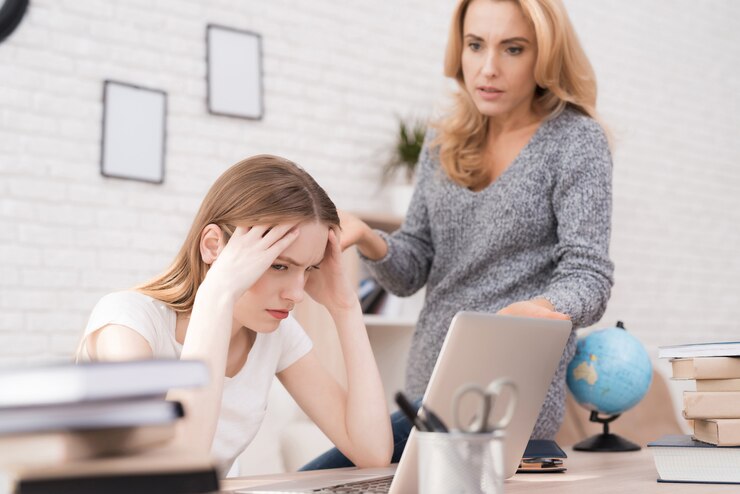 mom-scolds-her-daughter-bad-job-laptop_85574-8191