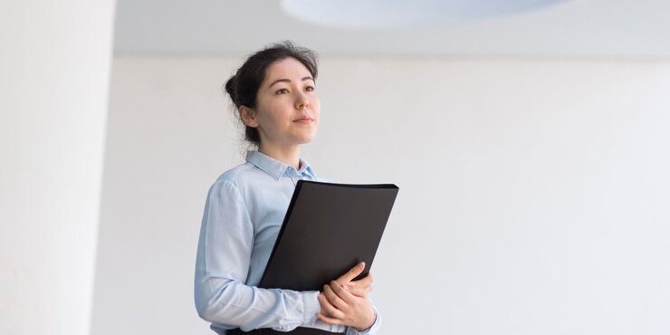 medium-shot-business-woman-indoors_23-2148692791