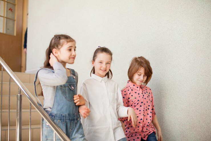 portrait-friends-standing-against-wall_1048944-29179770