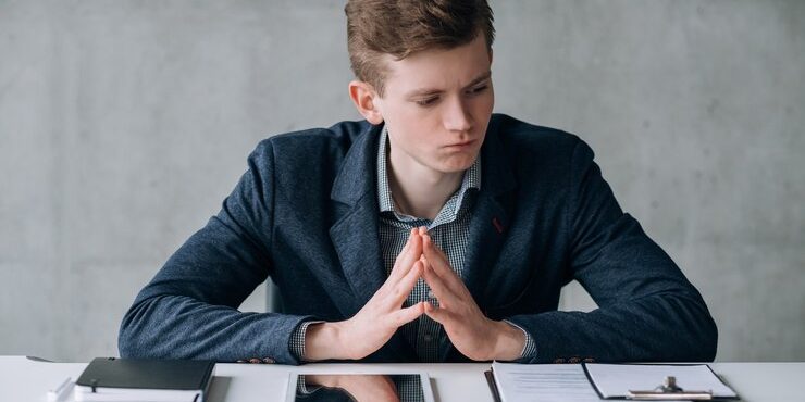 office-lifestyle-portrait-young-business-man-dealing-with-problems-work-confused-facial-expression_279525-7098